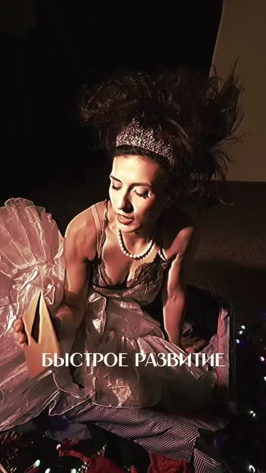 Екатерина Яшникова в платье на тёмном фоне