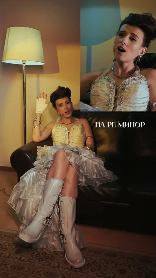 Екатерина Яшникова сидит в кресле в гостиничном номере